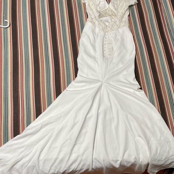 Simple wedding, open lace back and small train. - Picture 5 of 15